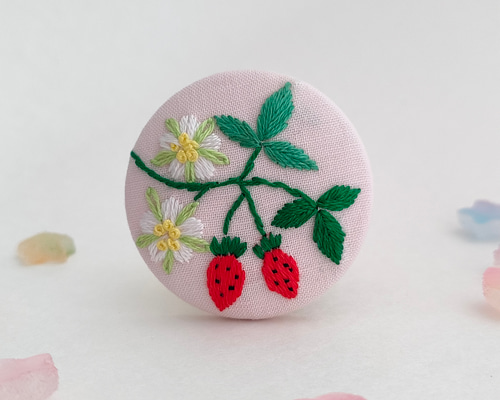 いちごとお花の刺繍ブローチor刺繍ヘアゴム ブローチ かなちゃん手刺繍