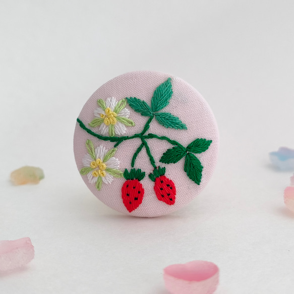 ハンドメイド 刺繍 くるみボタン 苺 大好きいちごちゃんいちごとお花の