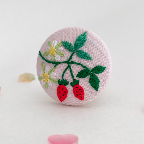 いちごとお花の刺繍ブローチor刺繍ヘアゴム ブローチ かなちゃん手刺繍