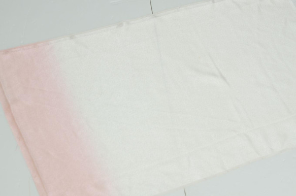 正絹　サーモンピンクのぼかしはぎれ　2枚セット　和小物、つまみ細工などに 2枚目の画像