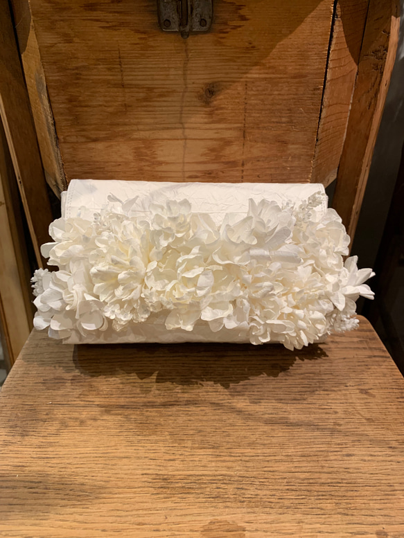 牛乳パックで作った花束のクラッチバッグ 2枚目の画像