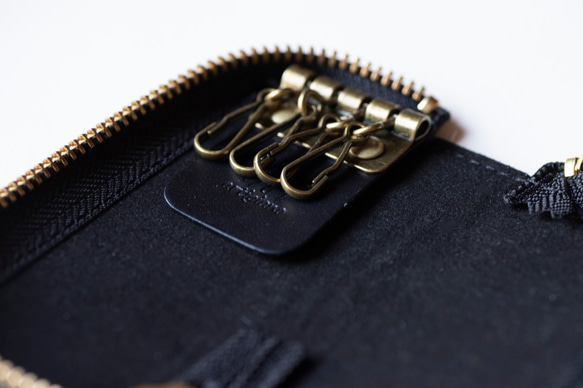 日本製　手触りのいいハラコ素材で作った　4連キーケース　牛毛皮　スマートキー　ダルメシアン　apo-16nch 6枚目の画像