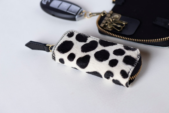 日本製　手触りのいいハラコ素材で作った　4連キーケース　牛毛皮　スマートキー　ダルメシアン　apo-16nch 4枚目の画像