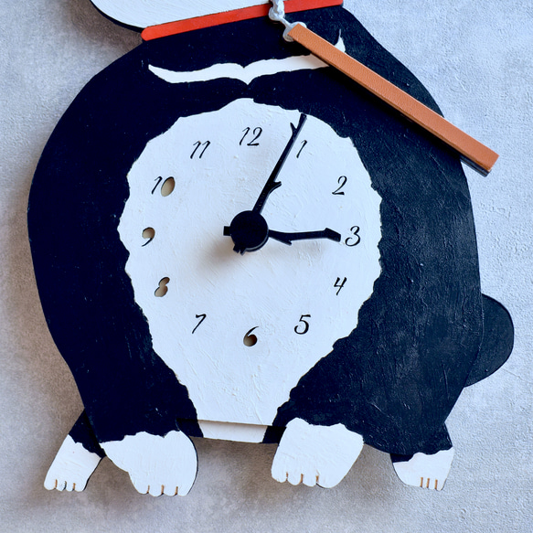 黒柴がリードを引っ張る時計 掛け時計 木製時計 