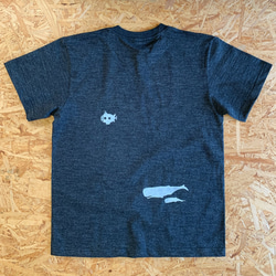 手描きTシャツ：縁起物Tシャツ・深海のくじら（ヘザーブラック） 3枚目の画像