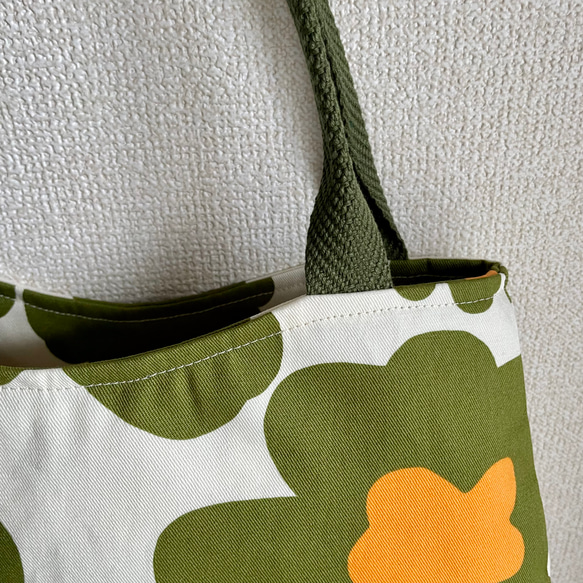大きめなグリーンの花の丸いラインのトートバッグ 4枚目の画像