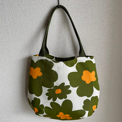 大きめなグリーンの花の丸いラインのトートバッグ 1枚目の画像