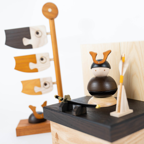 ことの木製鎧 大鍬 収納（鯉のぼり付）（0511）｜コンパクトな木製の五