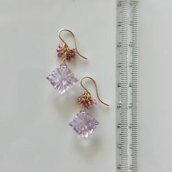 &lt;&lt; 二月生日石 &gt;&gt; 紫水晶雕刻石耳環/耳環 第5張的照片
