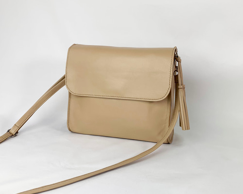 本革ショルダーバック ベージュ 取外し式タッセル ショルダーバッグ Z