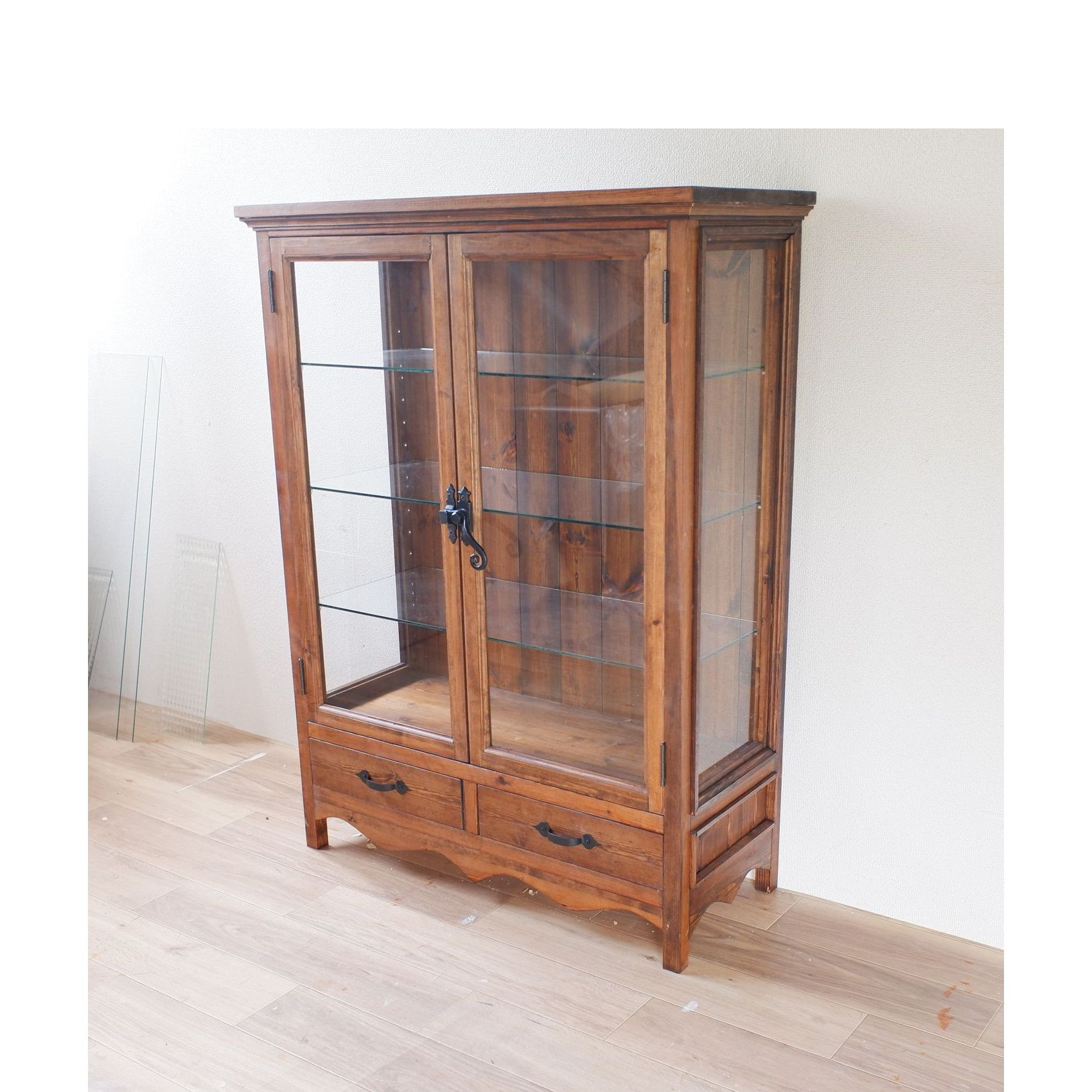 ガラスキャビネット　ミディアムブラウン　ロートアイアン取っ手仕様