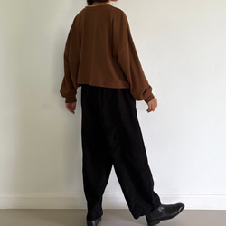 しっとりコーデュロイが作る。秋冬だけのロングパンツ。ゆったりなのにスッキリ見せ。黒 4枚目の画像