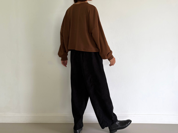 しっとりコーデュロイが作る。秋冬だけのロングパンツ。ゆったりなのにスッキリ見せ。黒 4枚目の画像