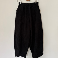 しっとりコーデュロイが作る。秋冬だけのロングパンツ。ゆったりなのにスッキリ見せ。黒 16枚目の画像