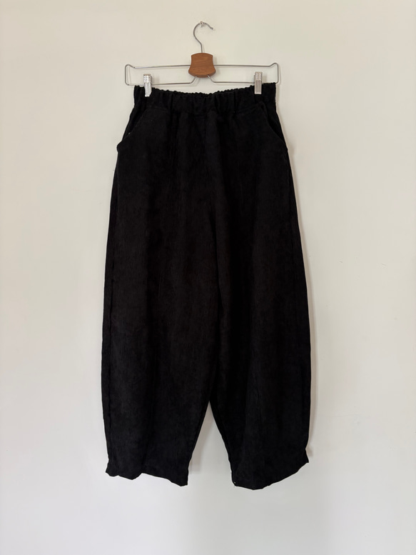 しっとりコーデュロイが作る。秋冬だけのロングパンツ。ゆったりなのにスッキリ見せ。黒 16枚目の画像