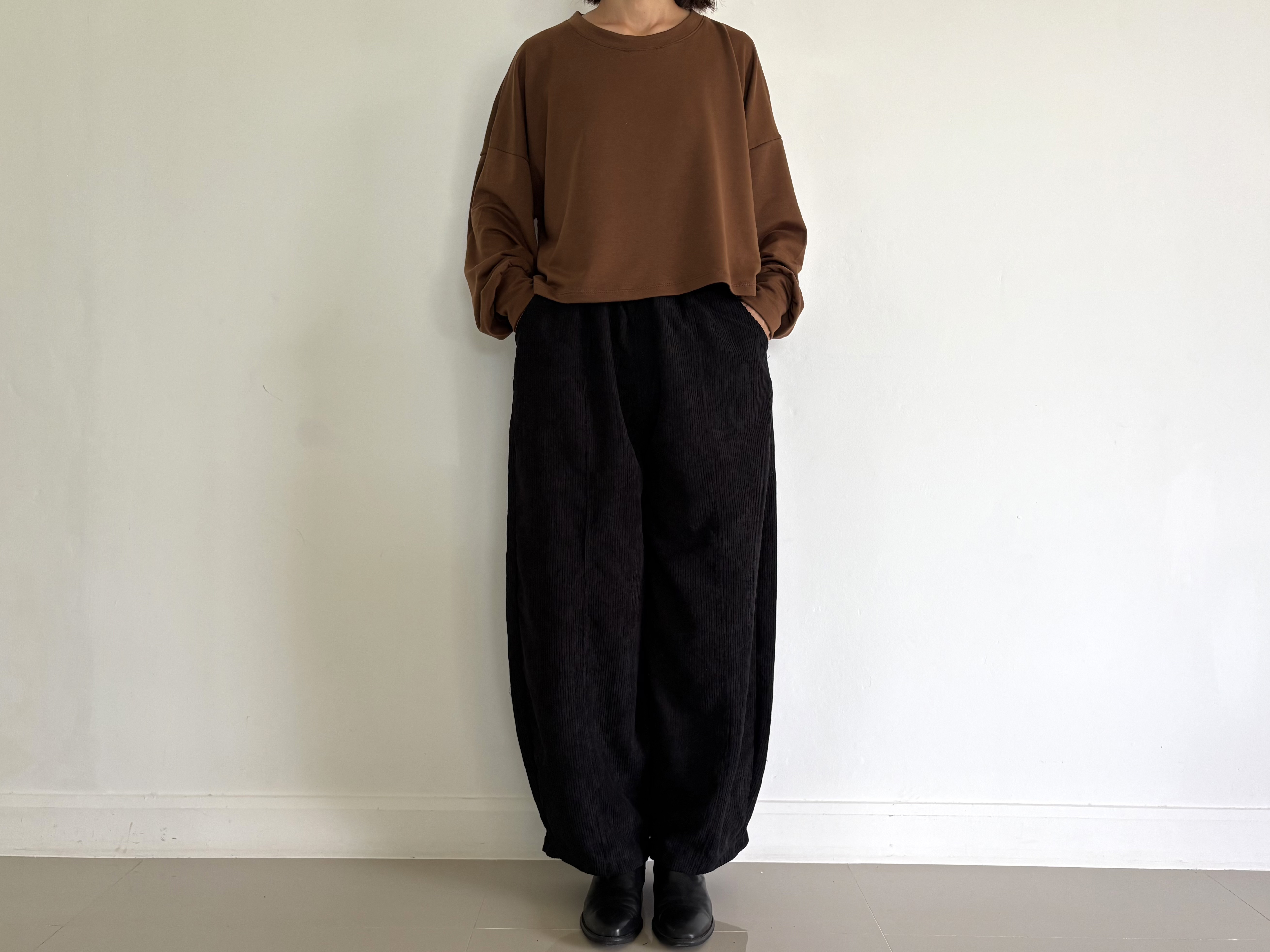 しっとりコーデュロイが作る。秋冬だけのロングパンツ。ゆったりなのにスッキリ見せ。黒