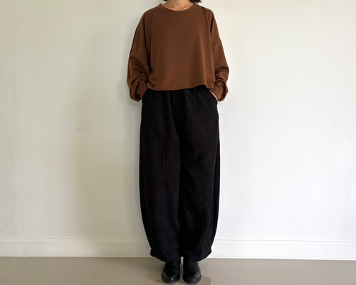 しっとりコーデュロイが作る。秋冬だけのロングパンツ。ゆったりなのに
