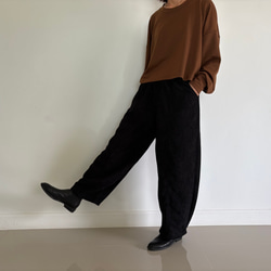 しっとりコーデュロイが作る。秋冬だけのロングパンツ。ゆったりなのにスッキリ見せ。黒 15枚目の画像