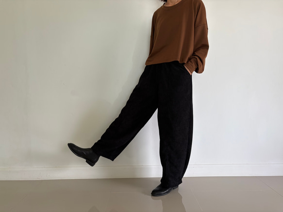 しっとりコーデュロイが作る。秋冬だけのロングパンツ。ゆったりなのにスッキリ見せ。黒 15枚目の画像