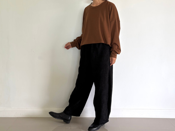 しっとりコーデュロイが作る。秋冬だけのロングパンツ。ゆったりなのにスッキリ見せ。黒 2枚目の画像