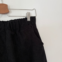 しっとりコーデュロイが作る。秋冬だけのロングパンツ。ゆったりなのにスッキリ見せ。黒 18枚目の画像