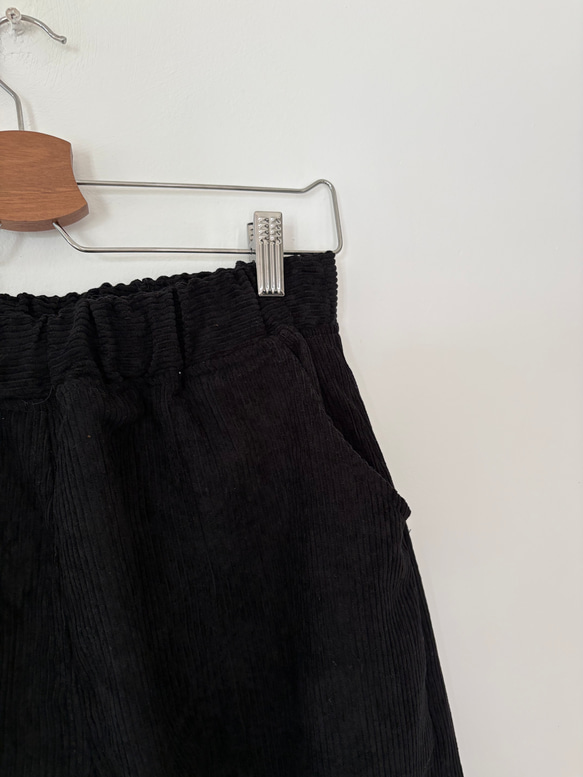 しっとりコーデュロイが作る。秋冬だけのロングパンツ。ゆったりなのにスッキリ見せ。黒 18枚目の画像