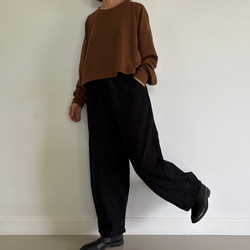しっとりコーデュロイが作る。秋冬だけのロングパンツ。ゆったりなのにスッキリ見せ。黒 3枚目の画像