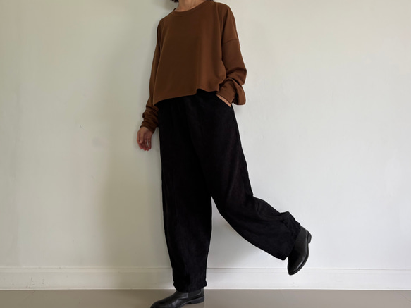 しっとりコーデュロイが作る。秋冬だけのロングパンツ。ゆったりなのにスッキリ見せ。黒 3枚目の画像