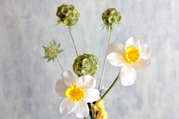 【ラッパスイセンとクーゲル】｜アーティフィシャルフラワー 花瓶アレンジ| 冬｜ギフト・インテリア雑貨 2枚目の画像