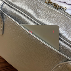 熱門方形波士頓包，日本製造，全牛皮，真皮，輕便，真皮收縮，銀色金屬光澤 第3張的照片