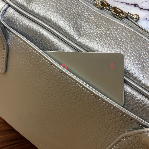 熱門方形波士頓包，日本製造，全牛皮，真皮，輕便，真皮收縮，銀色金屬光澤 第3張的照片