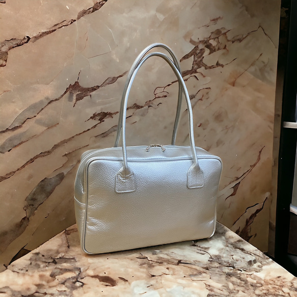 熱門方形波士頓包，日本製造，全牛皮，真皮，輕便，真皮收縮，銀色金屬光澤 第1張的照片