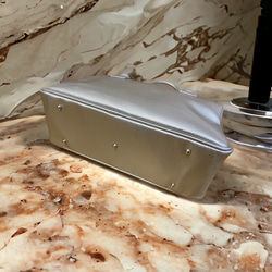 熱門方形波士頓包，日本製造，全牛皮，真皮，輕便，真皮收縮，銀色金屬光澤 第4張的照片