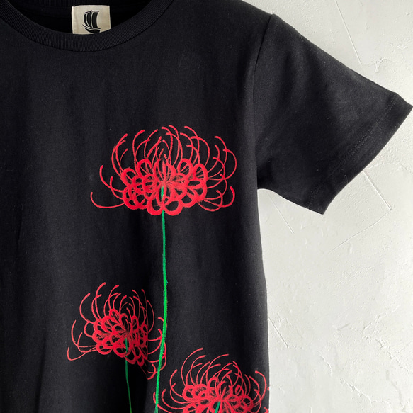 彼岸花柄Tシャツ ブラック 手描きで描いた彼岸花柄Tシャツ 曼珠沙華 秋 黒 8枚目の画像