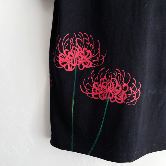 彼岸花柄Tシャツ ブラック 手描きで描いた彼岸花柄Tシャツ 曼珠沙華 秋 黒 9枚目の画像