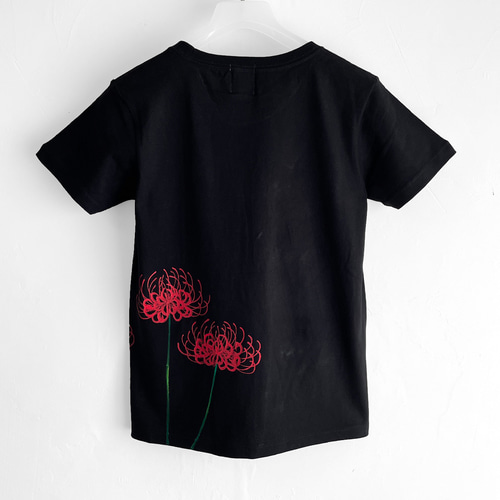 彼岸花柄Tシャツ ブラック 手描きで描いた彼岸花柄Tシャツ 曼珠