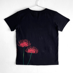 彼岸花柄Tシャツ ブラック 手描きで描いた彼岸花柄Tシャツ 曼珠沙華 秋 黒 11枚目の画像