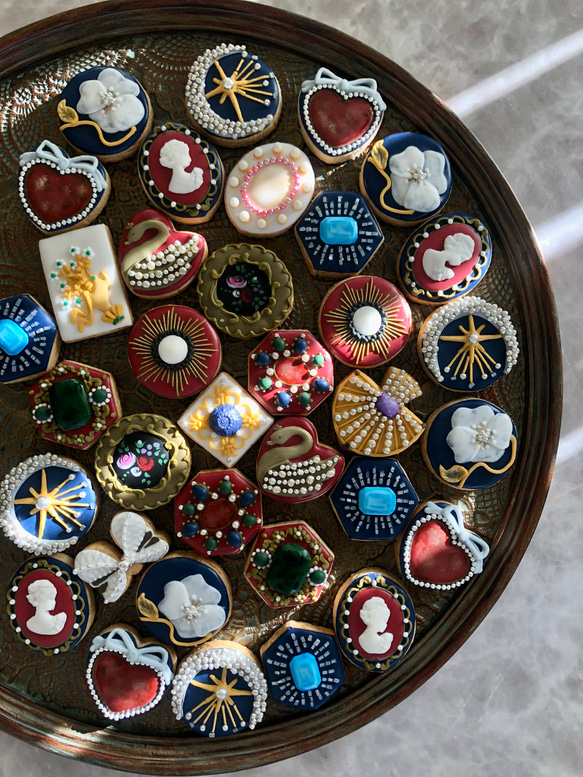 12/16頃製造、12/21〜22頃お届け ★ホワイト缶★ブローチみたいなアイシングクッキー 3枚目の画像