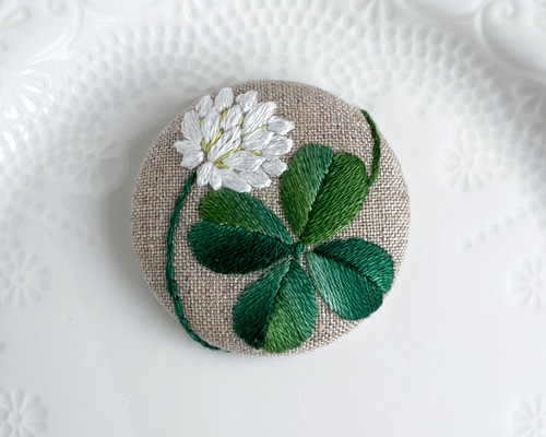 四つ葉のクローバーと白詰草の手刺繍ブローチ ブローチ 刺繍屋
