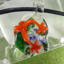 ゲコゲコ踏ん張り蛙、紫陽花（ガラス、とんぼ玉、一点物、ペンダント） 7枚目の画像