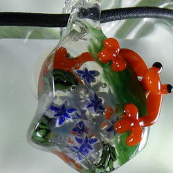 ゲコゲコ踏ん張り蛙、紫陽花（ガラス、とんぼ玉、一点物、ペンダント） 4枚目の画像