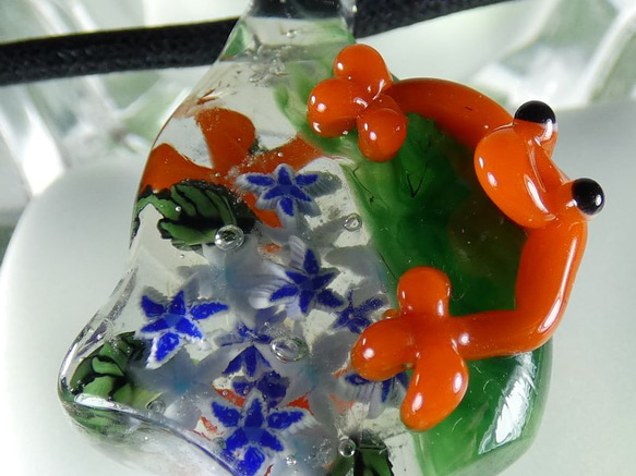 ゲコゲコ踏ん張り蛙、紫陽花（ガラス、とんぼ玉、一点物、ペンダント） 3枚目の画像