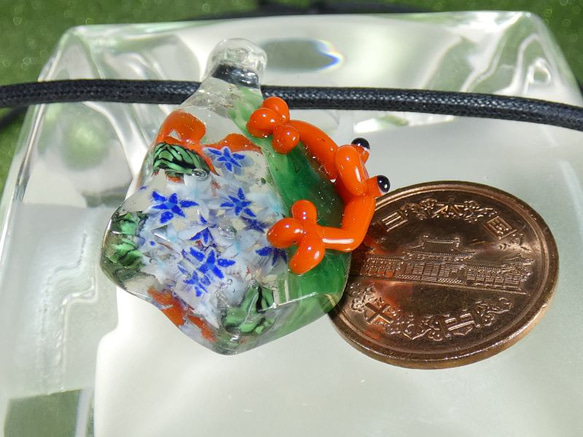 ゲコゲコ踏ん張り蛙、紫陽花（ガラス、とんぼ玉、一点物、ペンダント） 5枚目の画像
