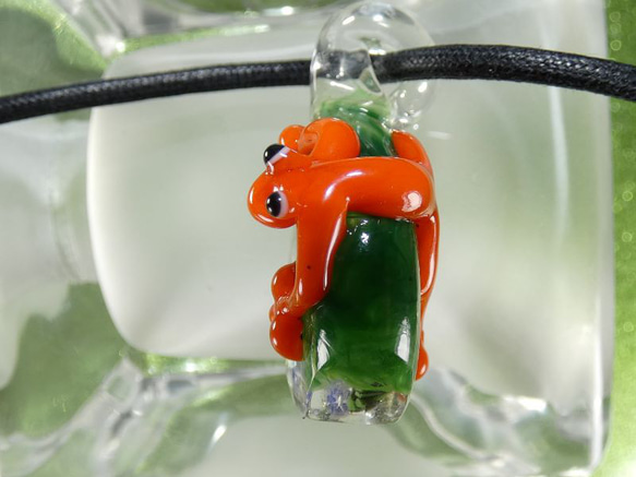 ゲコゲコ踏ん張り蛙、紫陽花（ガラス、とんぼ玉、一点物、ペンダント） 6枚目の画像
