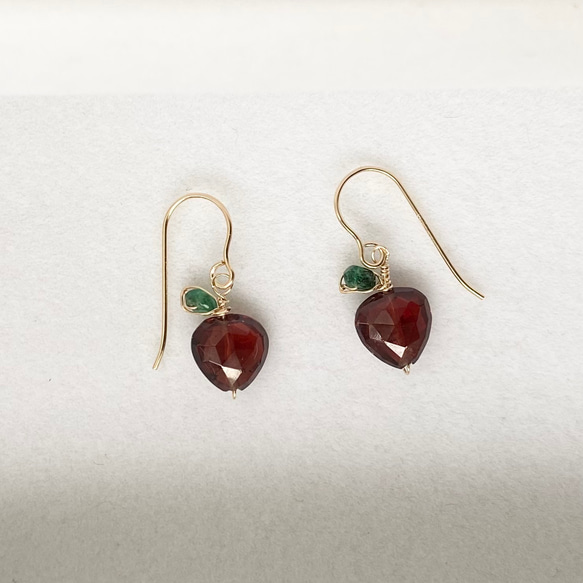 14kgf》天然石 ガーネットとエメラルドの りんご ピアス / イヤリング