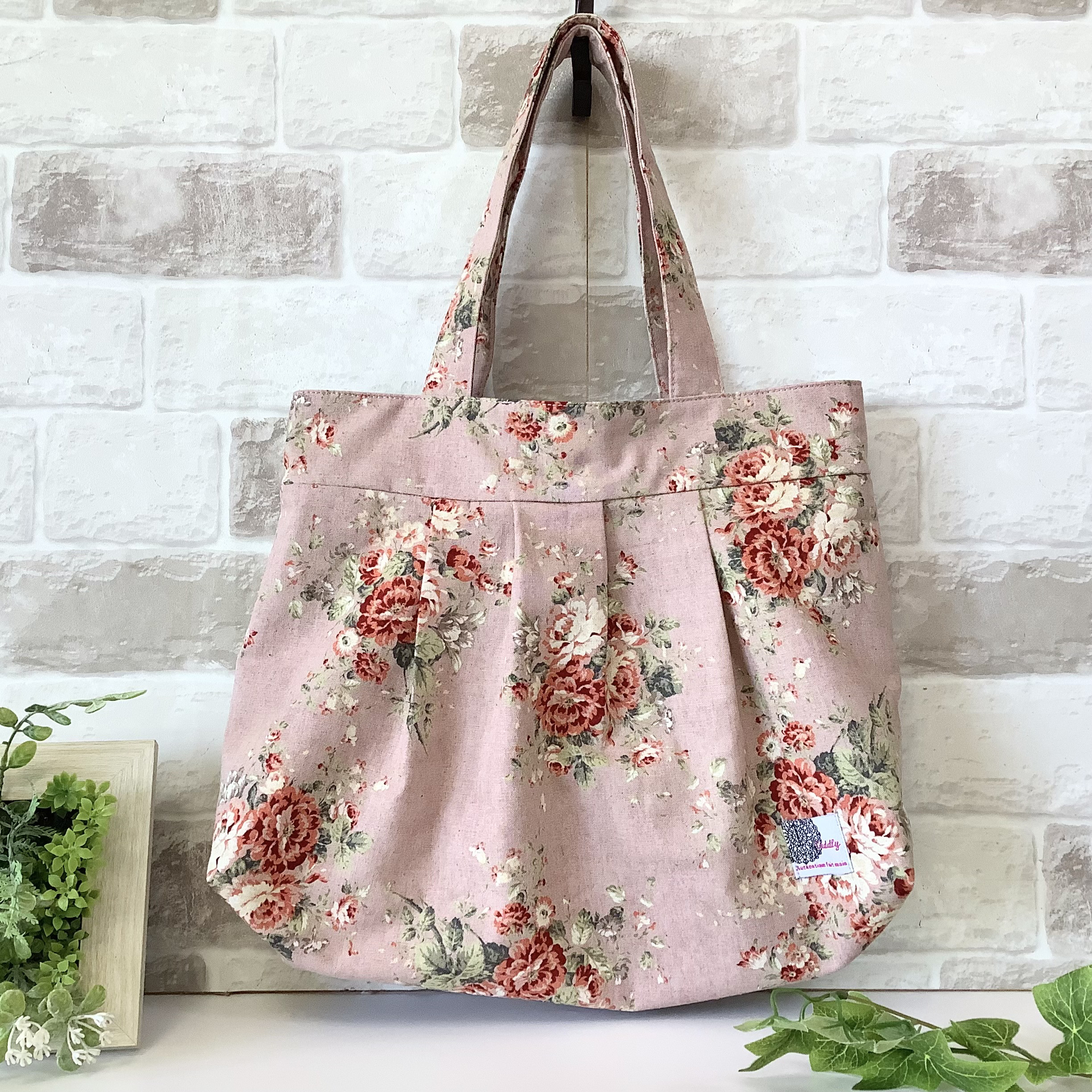 【ファスナー付きMサイズ】アンティークローズがシック！　ピンク ＜通勤バッグにオススメサイズ！＞