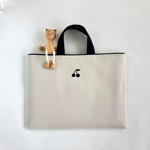 手刺繍＊さくらんぼのレッスンバッグ と上履き入れの2点セット