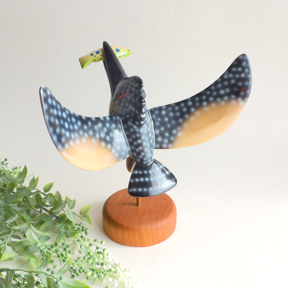 飛ぶヤマセミ （木・鳥・置物） Crested kingfisher / wooden bird 1枚目の画像