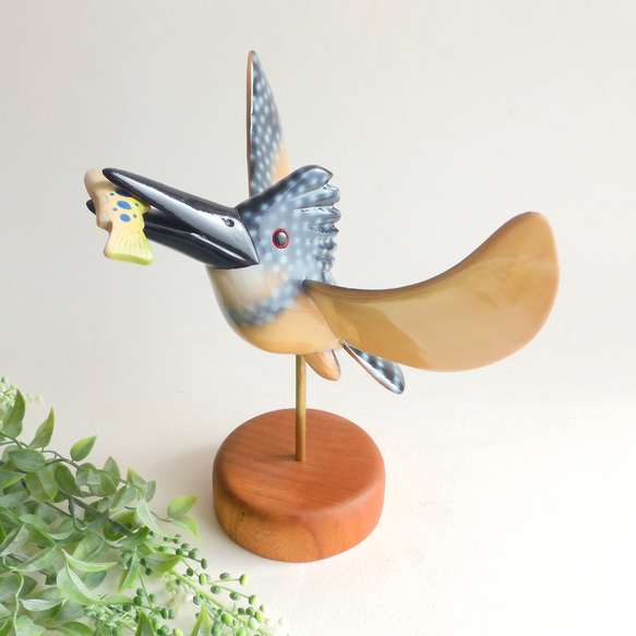 飛ぶヤマセミ （木・鳥・置物） Crested kingfisher / wooden bird 3枚目の画像