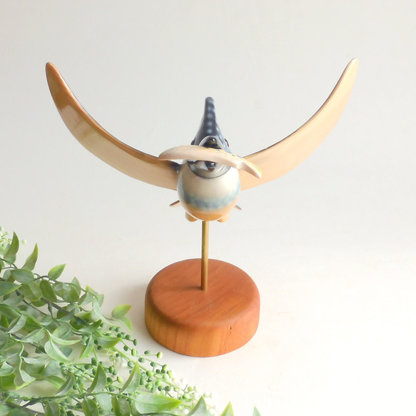 飛ぶヤマセミ （木・鳥・置物） Crested kingfisher / wooden bird 5枚目の画像
